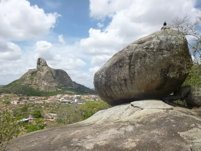 A cidade vista do Monte Belo, entre grandes pedras