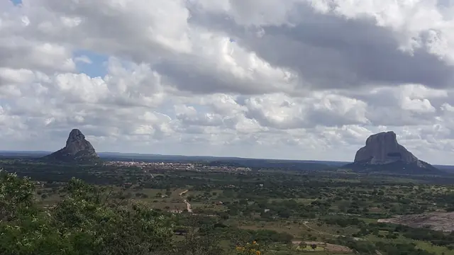 O sertão visto do alto do Morro da Magra, com morros de pedra ao longe